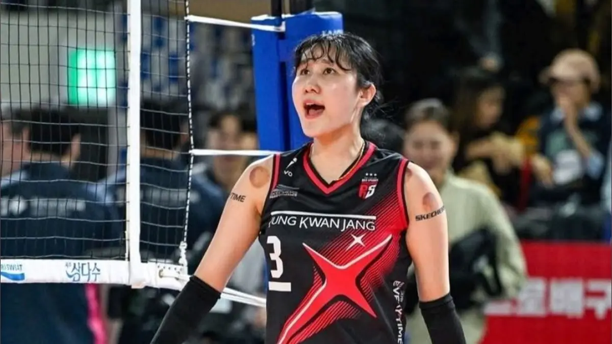 Aksi Megawati Hangestri dikawal enam petugas usai laga Final Four Proliga 2026 bikin Yum Hye-seon kaget! Simak keseruan momen viral dan persiapan Mega lawan Gresik Petrokimia.