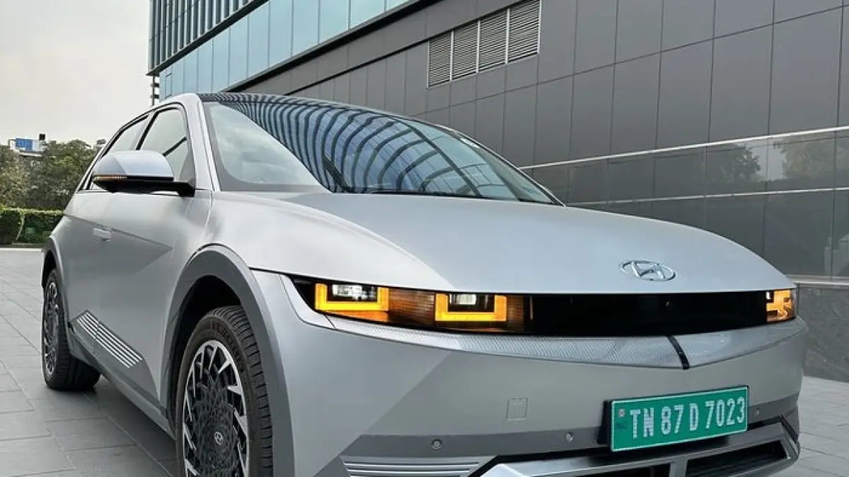 Hyundai Ioniq 5 bekas anjlok di Indonesia, harga turun drastis hingga ratusan juta. Simak fenomena pasar mobil listrik!(Gemini AI)