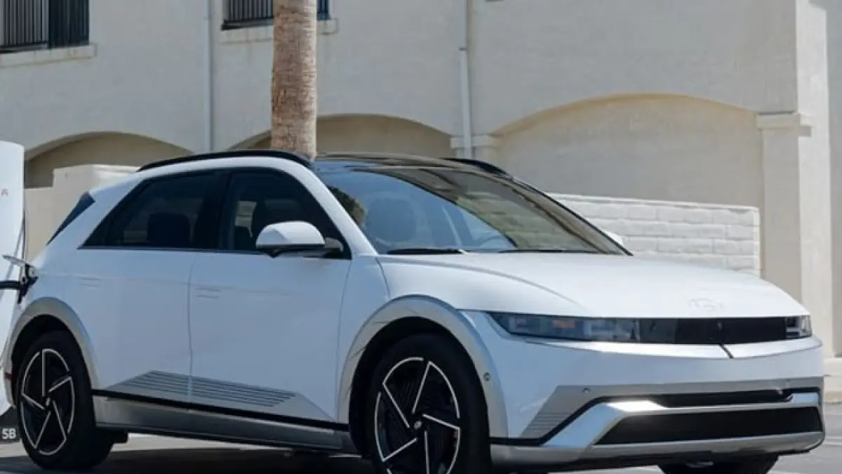 Hyundai Ioniq bekas murah di Tangerang bikin kaget, harga turun drastis tapi kondisi masih layak dan fitur lengkap.(Gemini AI)