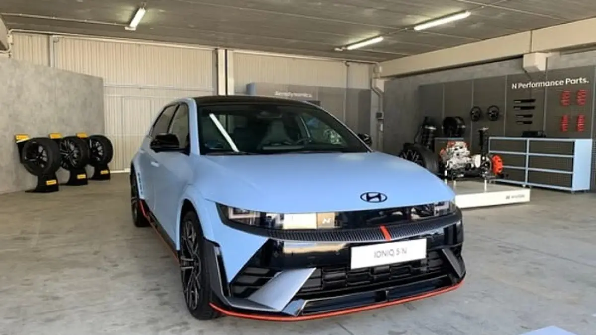 Hyundai Ioniq EV bekas murah bikin heboh, mobil listrik futuristik kini bisa dimiliki dengan harga ratusan juta saja.(Gemini AI)