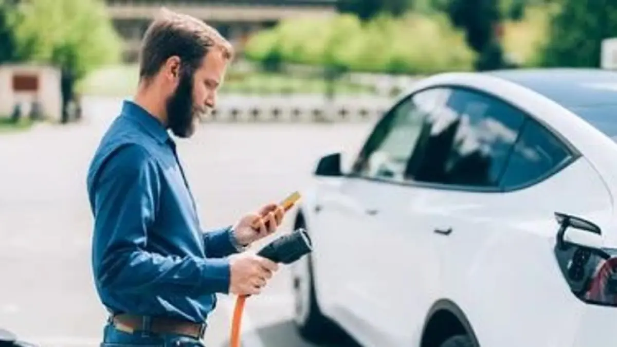 Mobil listrik bekas terbaru 2026 makin murah! Ioniq 5 hingga BYD Seal turun harga drastis dan jadi rebutan pasar.(Gemini AI)