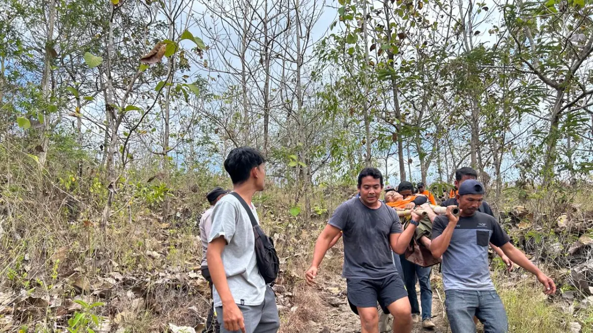 Peserta menggotong Amanul Huda dengan tandu dari area Candi Dadi sebelum dinyatakan meninggal dunia.(POLSEK BOYOLANGU UNTUK RADAR TULUNGAGUNG)