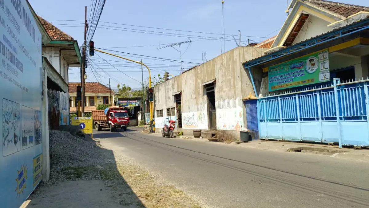 Salah satu dump truck hendak masuk jalur alternatif di Desa Jarakan, Kecamatan Gondang, Tulungagung, beberapa waktu lalu.(RAHIIQ AL BACHRI/RADAR TULUNGAGUNG)