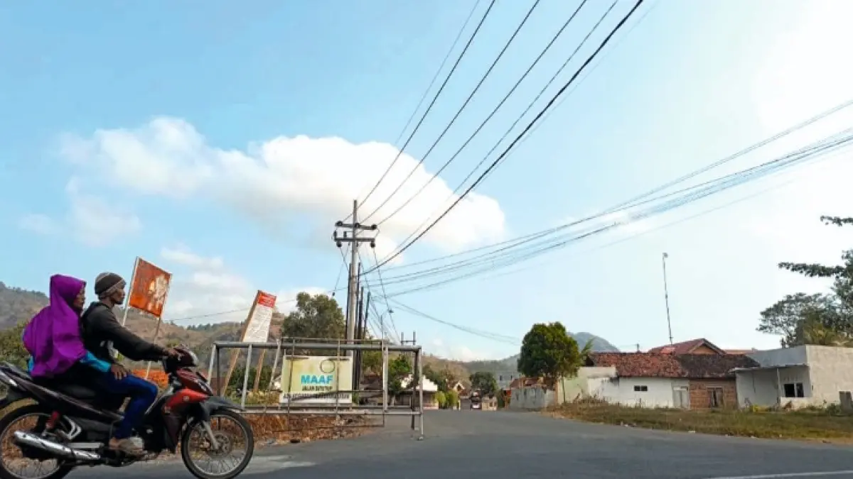 Pengendara roda dua masih bebas melenggang melintasi Jembatan Junjung yang belum kunjung diperbaiki.(RAHIIQ AL BACHRI/RADAR TULUNGAGUNG)