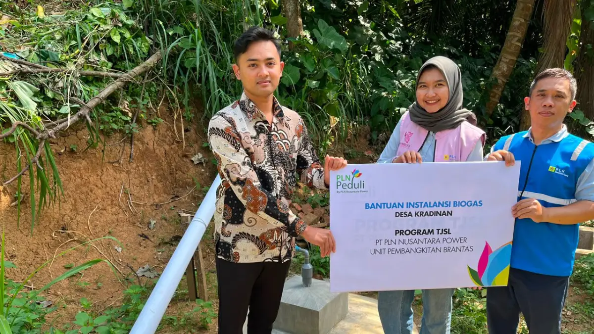 Peringati Hari Lahir Pancasila, PLN NP UP Brantas menyerahkan instalasi biogas kepada warga Desa Kradinan. Wujud dukungan energi bersih, kemandirian masyarakat, dan pelestarian lingkungan.
