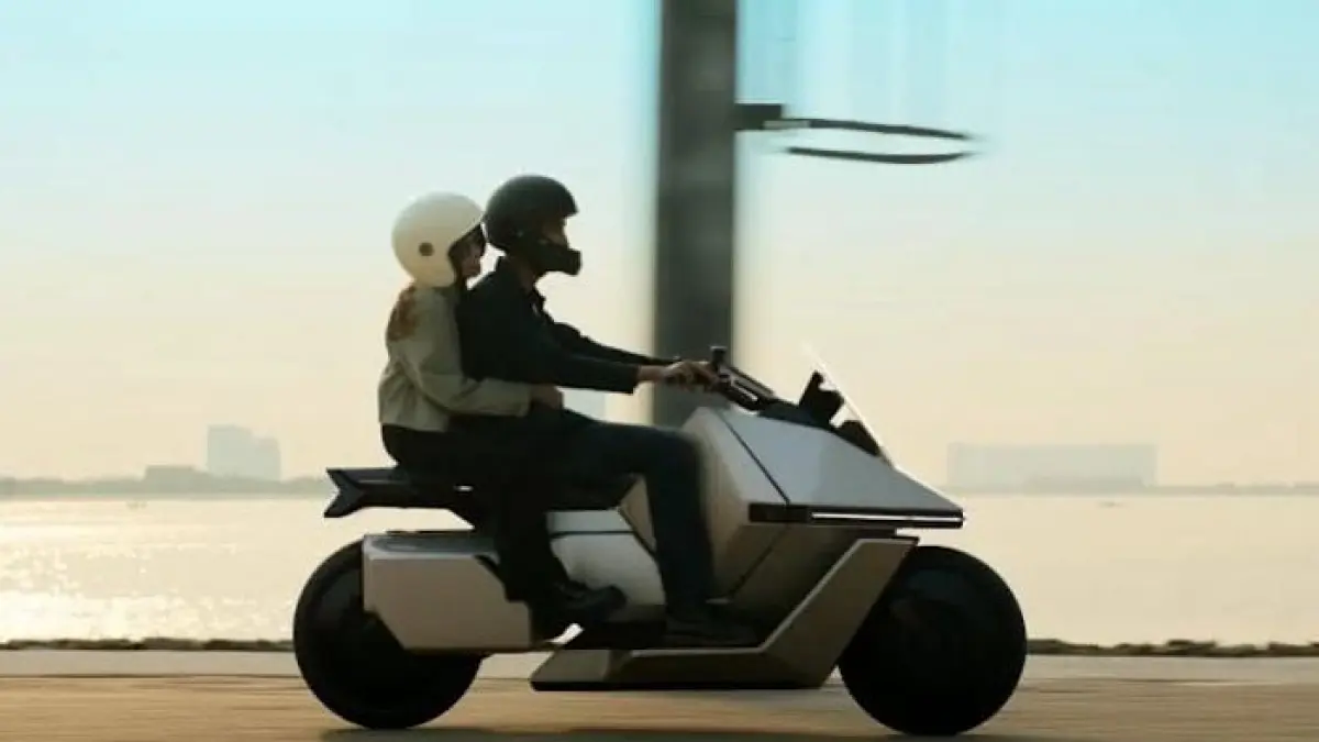 Motor listrik OMO X hadir dengan fitur self balancing, desain futuristik, dan jarak tempuh hingga 200 km.(pinterest)