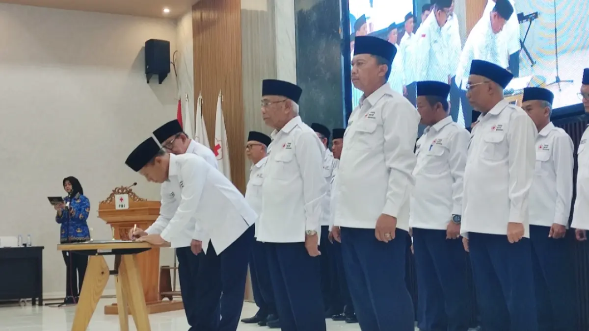 Plt Bupati Tulungagung Ahmad Baharudin menandatangani pelantikan pengurus PMI Kabupaten Tulungagung 2026-2031.