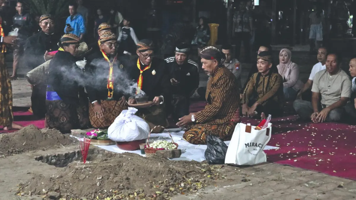 Ritual adat di kawasan Pantai Popoh di Desa Besole, Kecamatan Besuki, pada Senin (15/6/2026) malam.(RAHIIQ/RADAR TULUNGAGUNG)