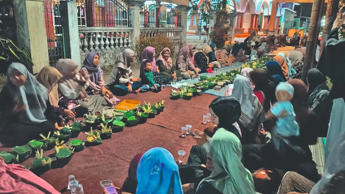 Suasana Takir Plonthang dalam Kenduri Malam 1 Sura di Desa Sumberdadi, Kecamatan Sumbergempol. Tulungagung,(DHIYAH AYU/RADAR TULUNGAGUNG)