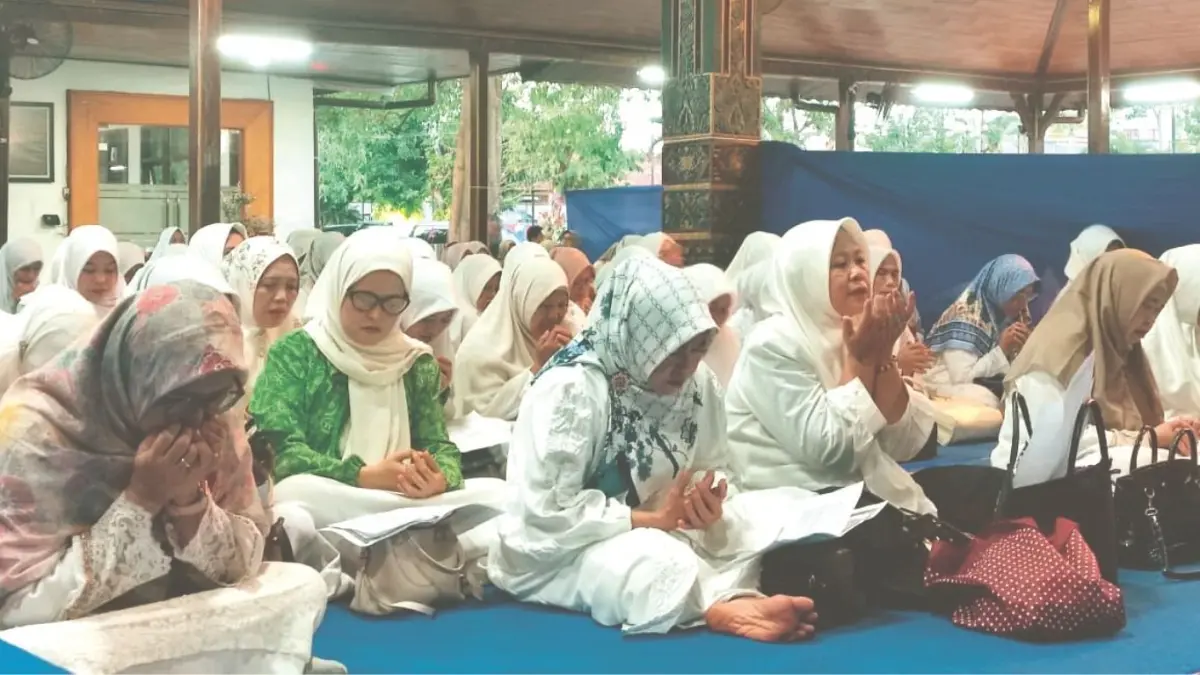 Umat Islam melantunkan doa menyambut 1 Muharram di Pendapa Kongas Arum Kusumaning Bangsa.(SANDY YUWANA/RADAR TULUNGAGUNG)