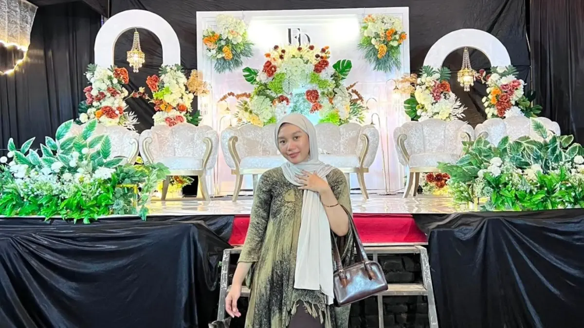 Dinda Rahma Raflesia saat berada di sebuah pesta perkawinan yang dia garap dekorasinya.