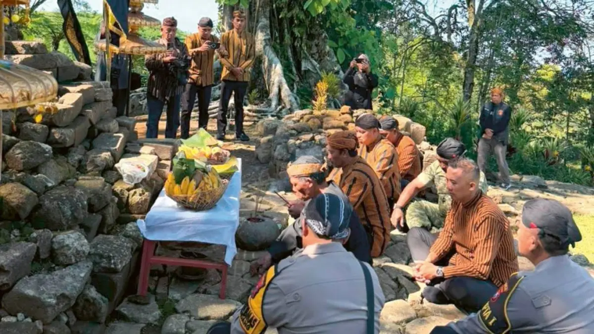 Masyarakat Desa Geger, Kecamatan Sendang, melakukan ritual 
Grebeg Sura Buceng Robyong di area Candi Penampihan.(PEMDES GEGER UNTUK RADAR TULUNGAGUNG)