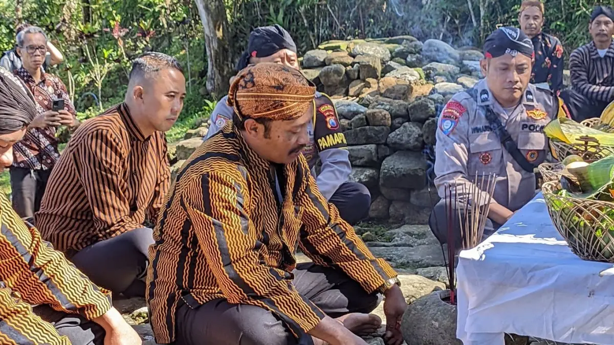 Masyarakat Desa Geger, Kecamatan Sendang, melakukan ritual 
Grebeg Sura Buceng Robyong di area Candi Penampihan.(PEMDES GEGER UNTUK RADAR TULUNGAGUNG)