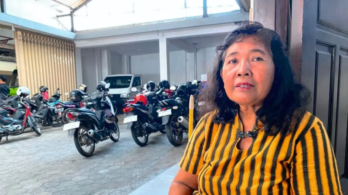 Siti Maisaroh saat menceritakan pengalamannya sebagai karyawan Rumah Duka Rukun Sejati Tulungagung.(DR PERDANA/RADAR TULUNGAGUNG)