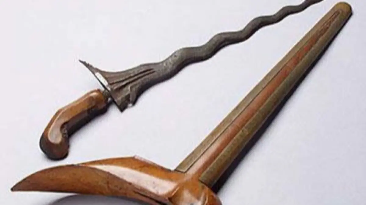 Keris Pamengkang Jagad dikenal memiliki daya pikat kuat, pagar gaib, dan filosofi mendalam yang masih dipercaya hingga kini.(Pinterest)