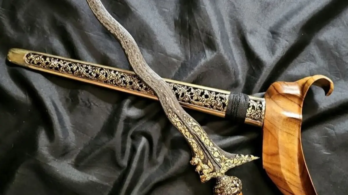 Keris Pamengkang Jagad dipercaya memiliki pagar gaib, aura pengasihan, dan kewibawaan. Simak penjelasan lengkapnya di sini.(Pinterst)