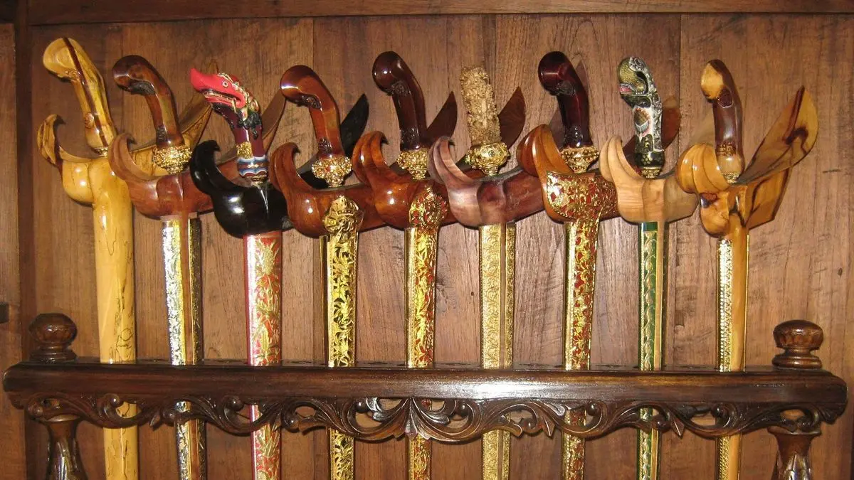Keris Pamengkang Jagat dipercaya memiliki tuah kesaktian, kewibawaan, dan kekuasaan yang mampu mengangkat derajat pemiliknya.