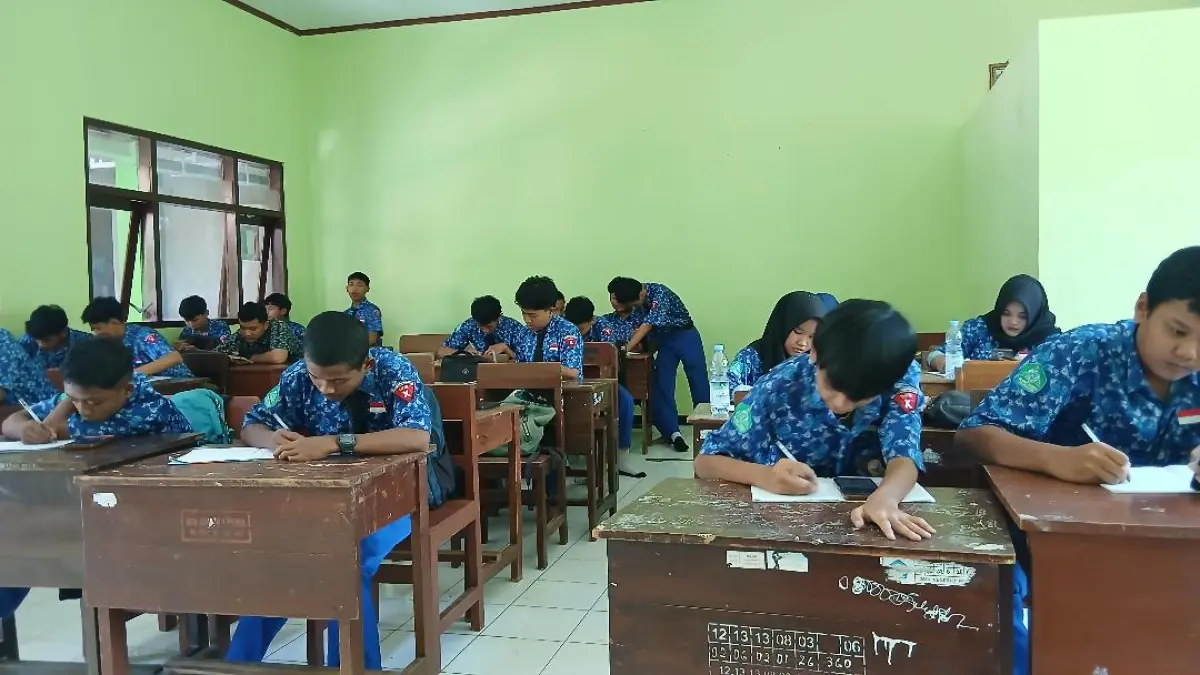 Para siswa antusias melakukan drafting karya sastra sebelum proses publikasi
