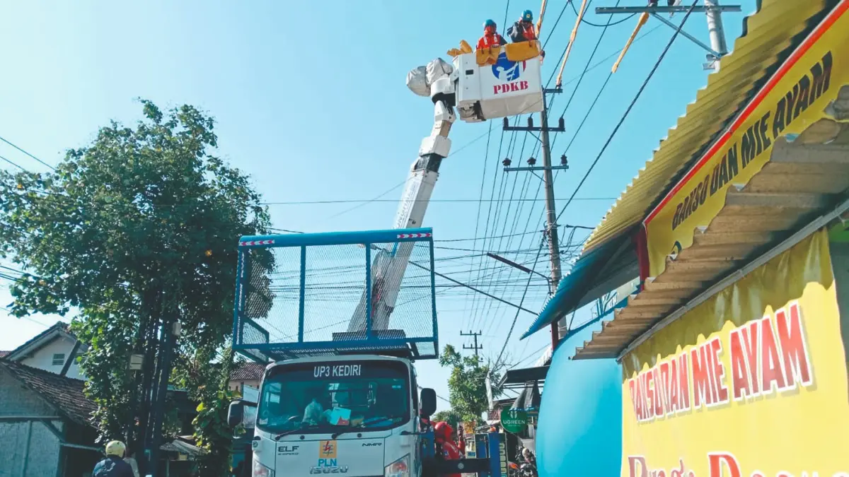 Petugas PLN melakukan perbaikan di salah satu jaringan listrik di Kelurahan Bago, Tulungagung.(RAHIIQ AL BACHRI/RADAR TULUNGAGUNG)
