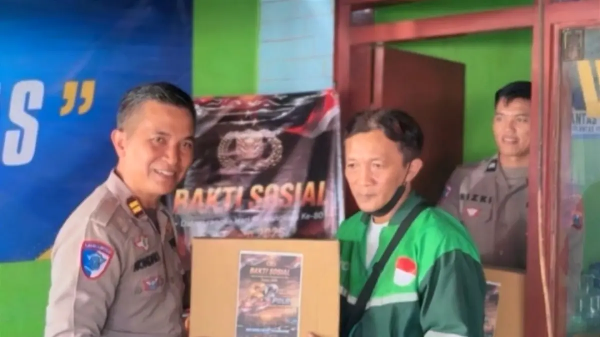 Kanit Kamsel Satlantas Polres Tulungagung, Iptu Sunondho mewakili Kasat Lantas memberikan bakti sosial kepada ojol di Tulungagung.