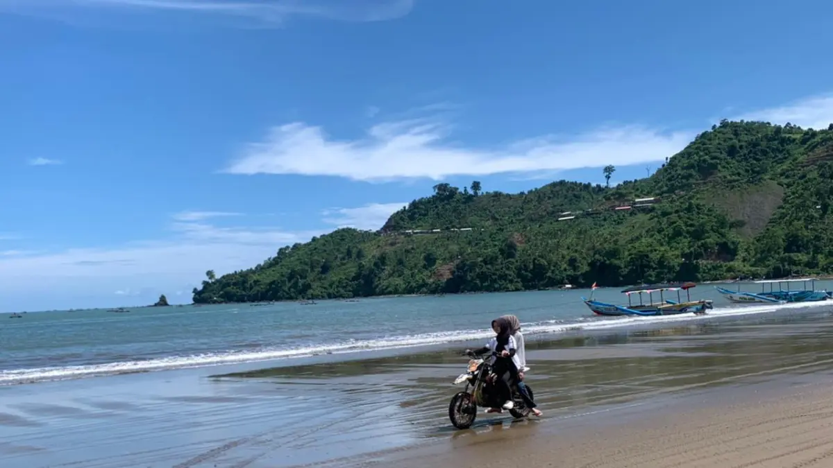 Panorama Pantai Gemah di Desa 
Keboireng, Kecamatan Besuki, yang menjadi andalan 
pariwisata Tulungagung. Nasib PKS yang tidak jelas 
berujung penghentian penarikan karcis dan parkir.(SANDY YUWANA/RADAR TULUNGAGUNG)