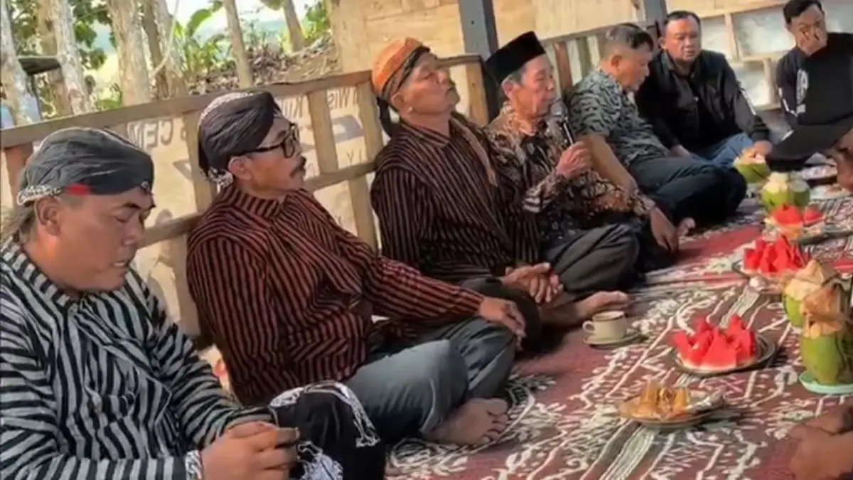 Tradisi peringatan bulan Sura atau 1 Muharam di kawasan Wisata Pokmas UMKM Tebing Cemundil, Jumat (19/6) siang.(POKMAS UNTUK RADAR TULUNGAGUNG)