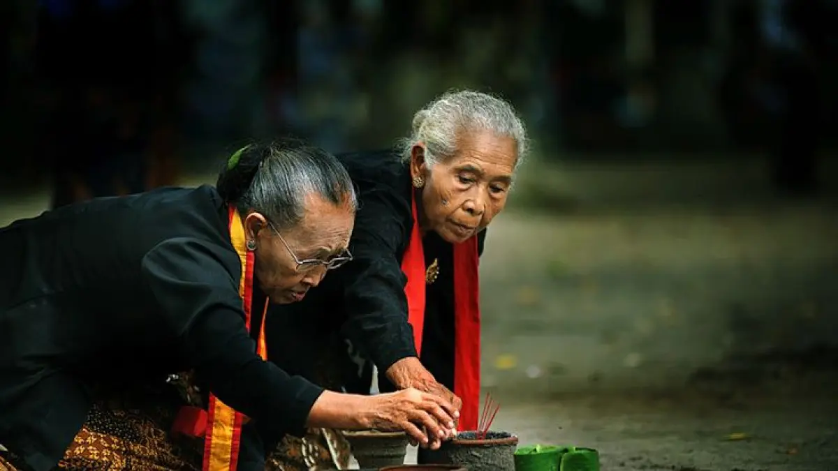 5 weton kebal santet menurut Primbon Jawa, mulai Jumat Kliwon hingga Kamis Pon yang dipercaya punya perlindungan spiritual kuat (Pinterest).