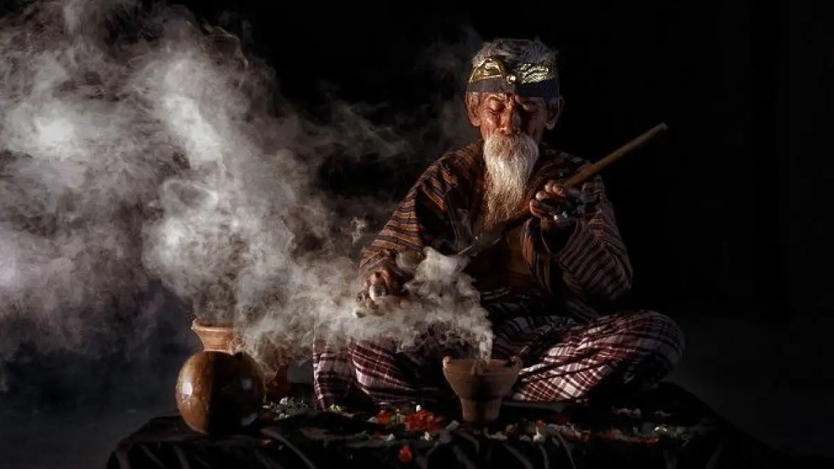 9 weton paling kebal santet menurut Primbon Jawa. Simak daftar weton yang dipercaya kuat menghadapi sihir dan energi negatif (Pinterest).