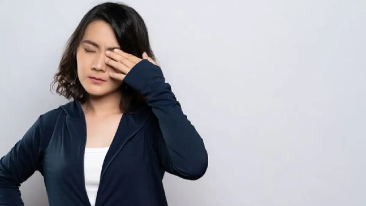 Arti kedutan mata kiri bawah menurut Primbon Jawa. Bisa menjadi pertanda kesedihan, masalah kesehatan, hingga datangnya kesulitan (Pinterest).