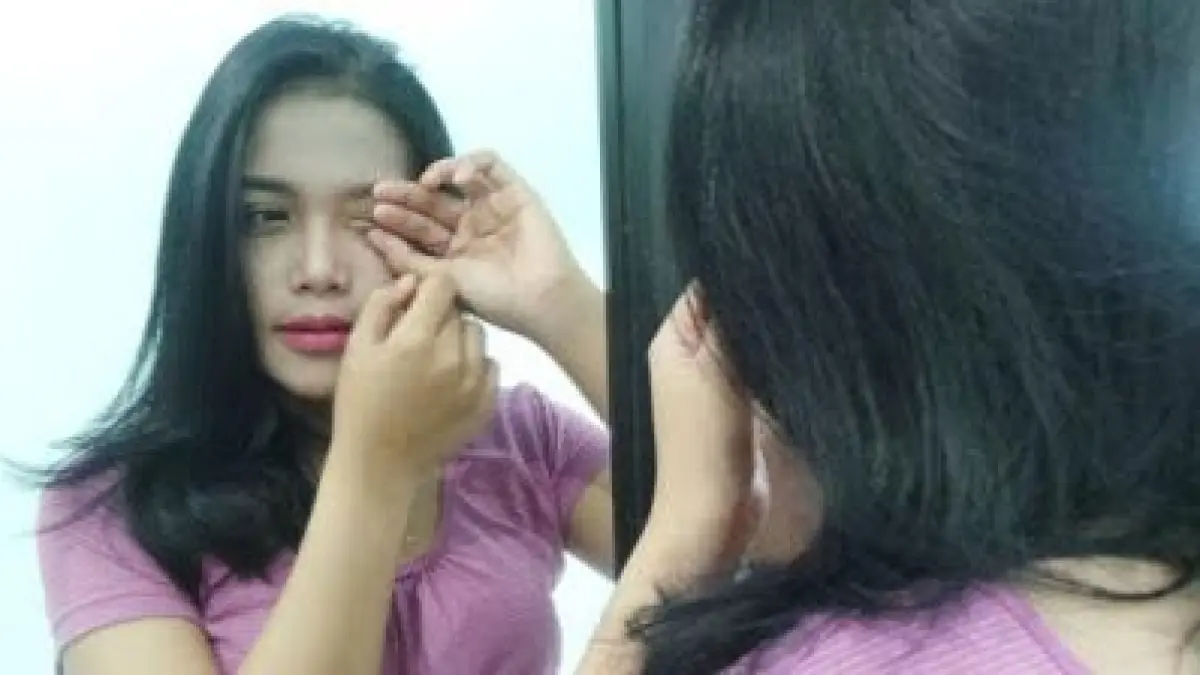 Arti kedutan mata kiri pada wanita menurut kepercayaan spiritual. Disebut sebagai pertanda keberuntungan, cinta, hingga intuisi meningkat (Pinterest).