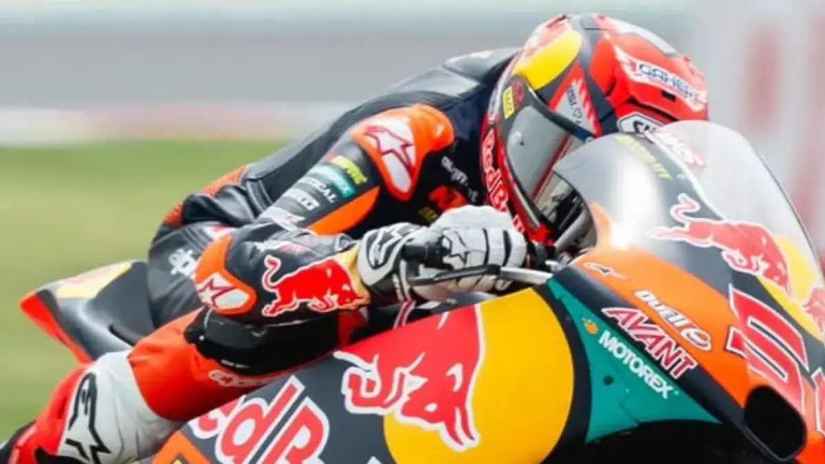 Feda Ega Pratama kembali memimpin klasemen rookie Moto3 2026 setelah Brian Uriarte kehilangan poin akibat diskualifikasi.(Pinterest) 