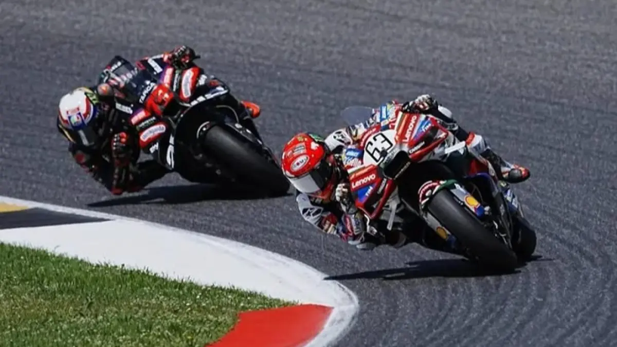 Hakim Danish tampil luar biasa di Moto3 2026. Pembalap Malaysia itu menang dramatis setelah duel sengit dengan Maximo Quiles. (Pinterest) 