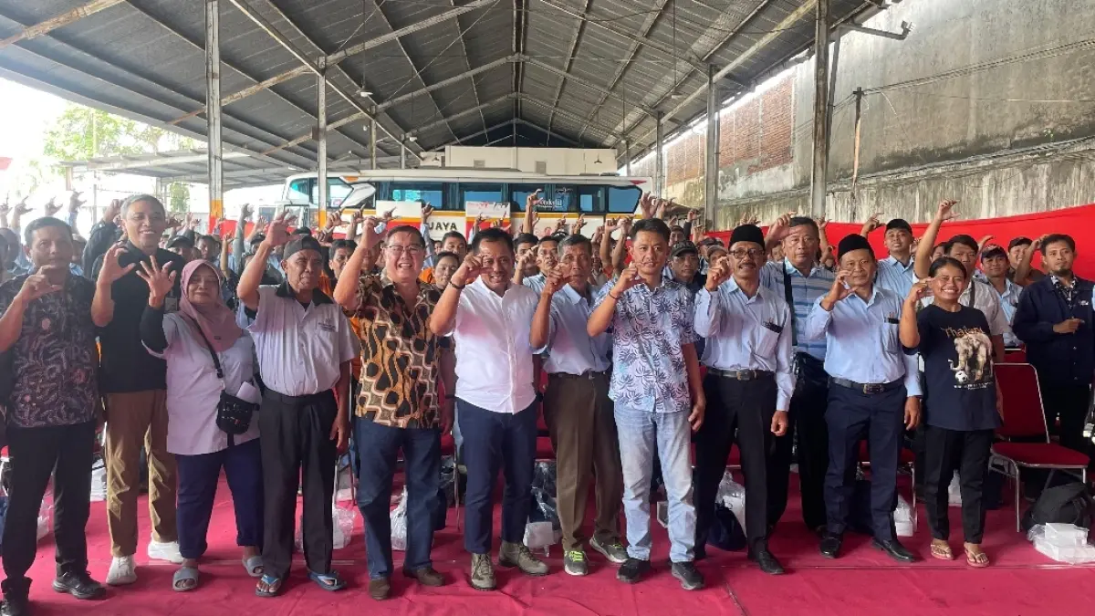 Heru Tjahjono berfoto bersama para pekerja di PO Harapan Jaya setelah melakukan sosialisasi bersama BPJS Ketenagakerjaan.
