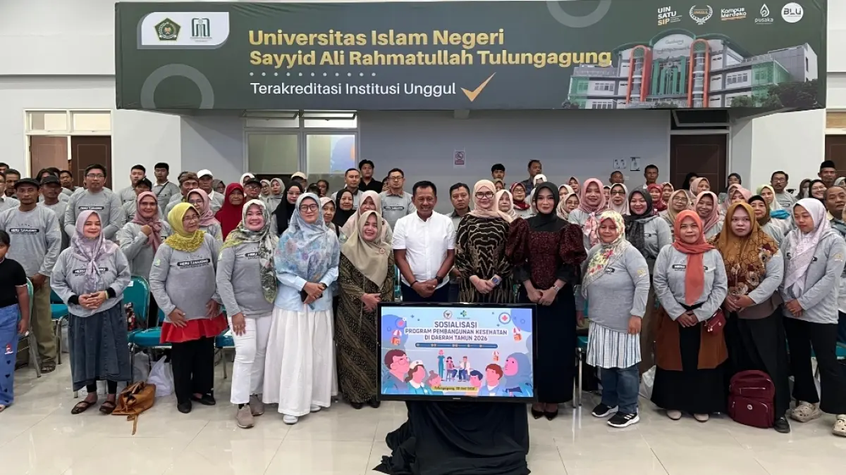 Heru Tjahjono berfoto bersama warga setelah kegiatan sosialisasi.