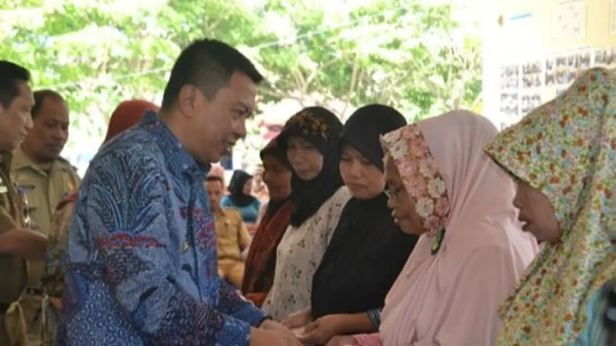 Kabar terbaru bansos 2026, bantuan beras dan minyak goreng masih cair, sementara PKH dan BPNT tahap ketiga segera disiapkan.(Pinterest) 