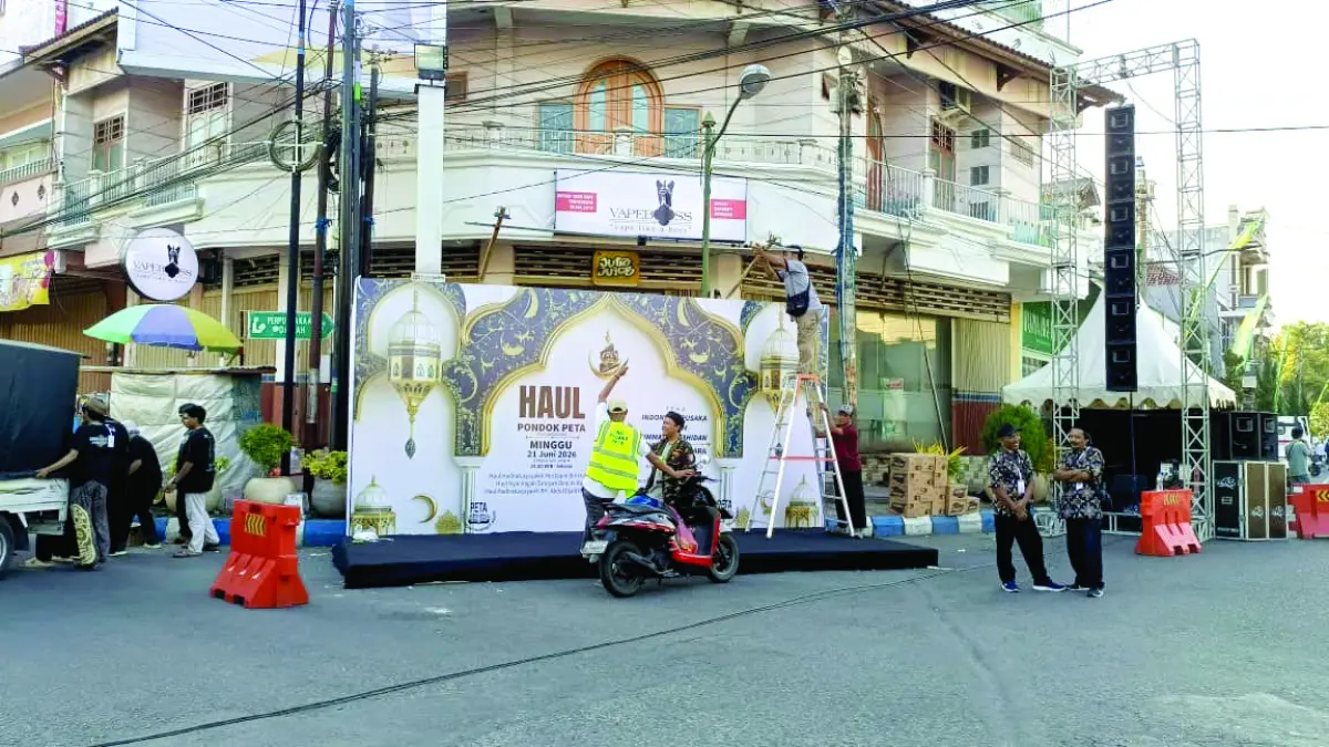 Banner besar yang menjadi salah satu penanda acara Haul Akbar Pondok PETA dan terpasang di salah satu sudut perkotaan Tulungagung, Minggu (21/6/2026).