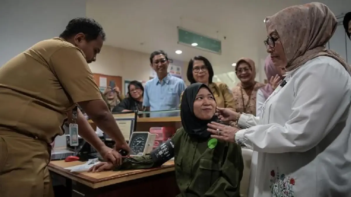 Cek Kesehatan Gratis kini menyasar pekerja di tempat kerja. Pemerintah menargetkan 130 juta warga terlayani pada 2026 (Pinterest).