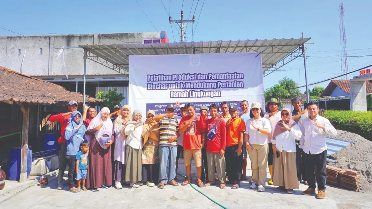 LPPM Universitas Sebelas Maret (UNS) saat menyelenggarakan pelatihan produksi biochar dan pupuk organik di Kabupaten Klaten untuk membantu meningkatkan pengetahuan dan keterampilan petani.