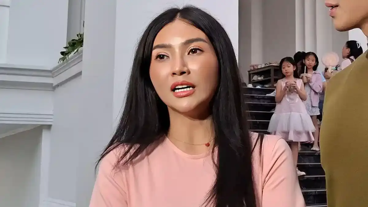 Sarwendah dikabarkan sedih dan menahan tangis. Pengacara ungkap kondisi terkini jelang pertemuan dengan Ruben Onsu (Pinterest).