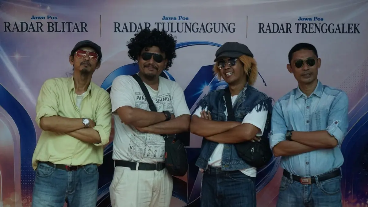 Foto bersama para karyawan yang berhasil memenangkan Best Dresscode pada perayaan Hari Ulang Tahun (HUT) Ke-24 Radar Tulungagung, Senin (22/6/2026).(DEVRAT/RADAR TULUNGAGUNG)