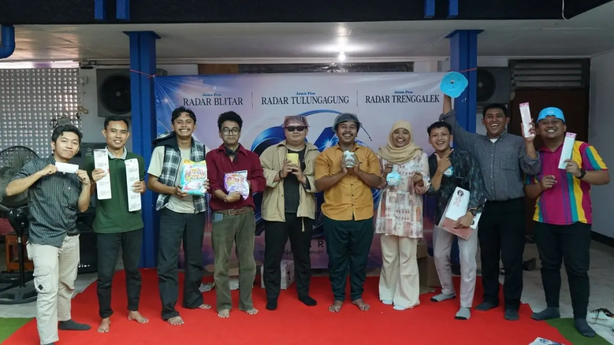Foto bersama para karyawan yang berhasil memenangkan lomba pada perayaan Hari Ulang Tahun (HUT) Ke-24 Radar Tulungagung, Senin (22/6/2026).(DEVRAT/RADAR TULUNGAGUNG)