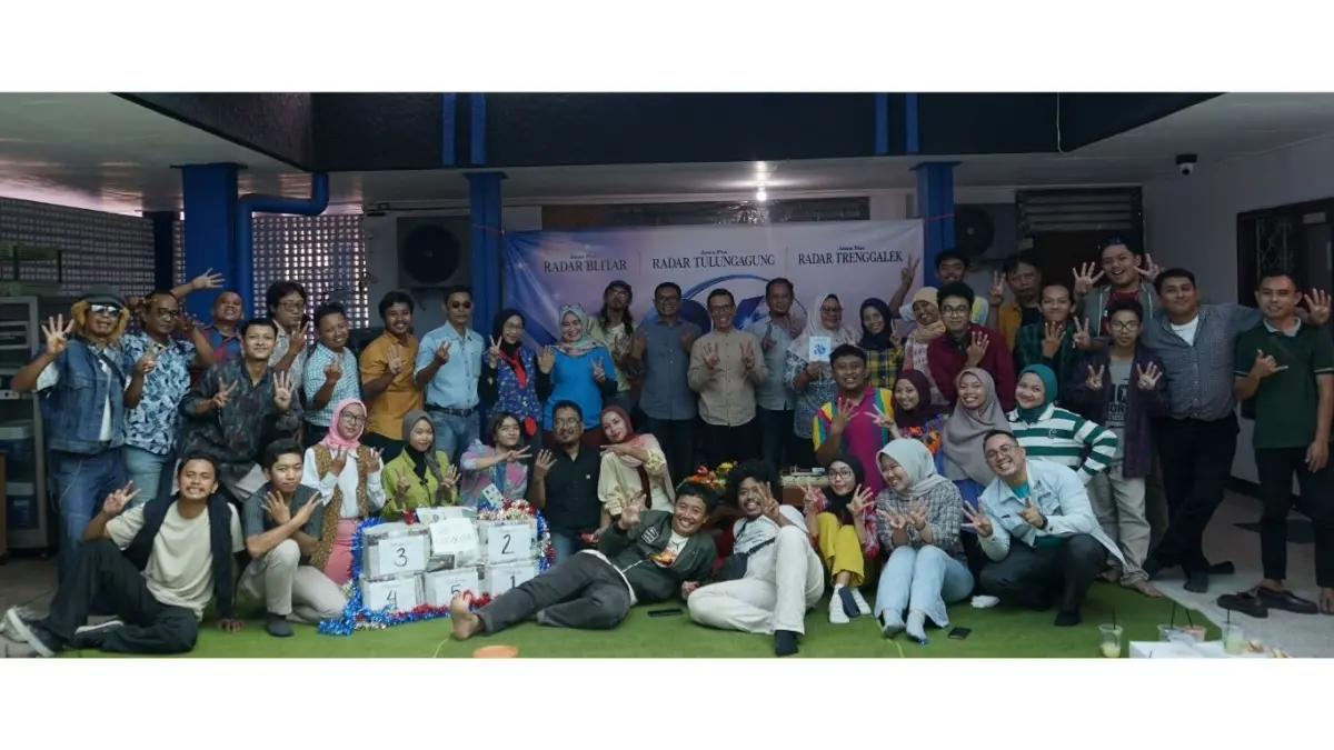 Foto bersama perayaan Hari Ulang Tahun (HUT) Ke-24 Radar Tulungagung, Senin (22/6/2026).(SYAFIQ/RADAR TULUNGAGUNG)