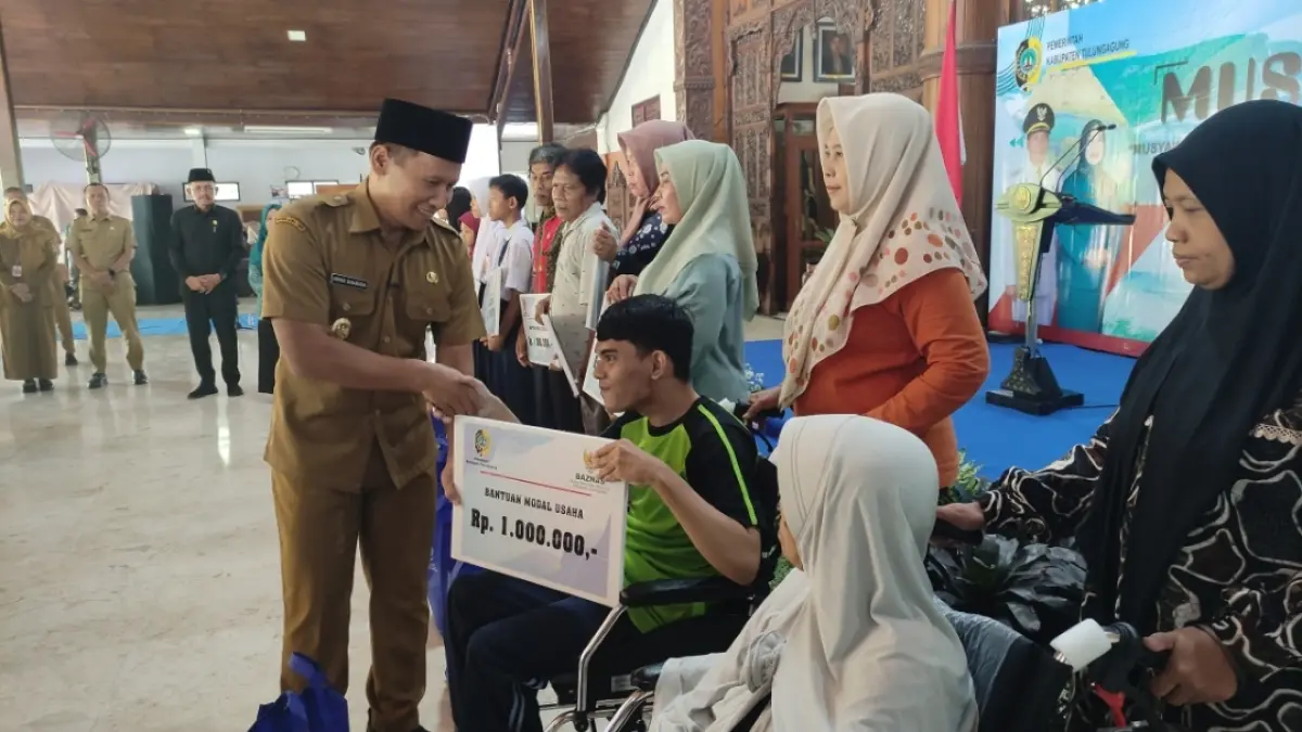 Plt Bupati Tulungagung Ahmad Baharudin ketika memberi bantuan kepada salah satu disabilitas di Tulungagung, Selasa (23/6).