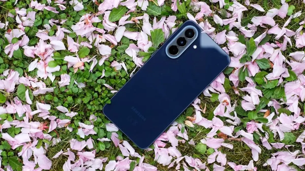 Samsung Galaxy A57 hadir dengan desain lebih tipis dan ringan. Namun, apakah peningkatannya cukup untuk menggoda pengguna? (Pinterest).
