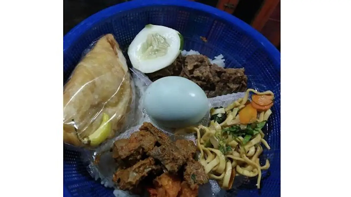 Menguak filosofi mendalam Takir Plontang dalam ritual Suro warga Trenggalek Njenggelek untuk keselamatan hewan ternak dan tolak bala pertanian.(pinterest)