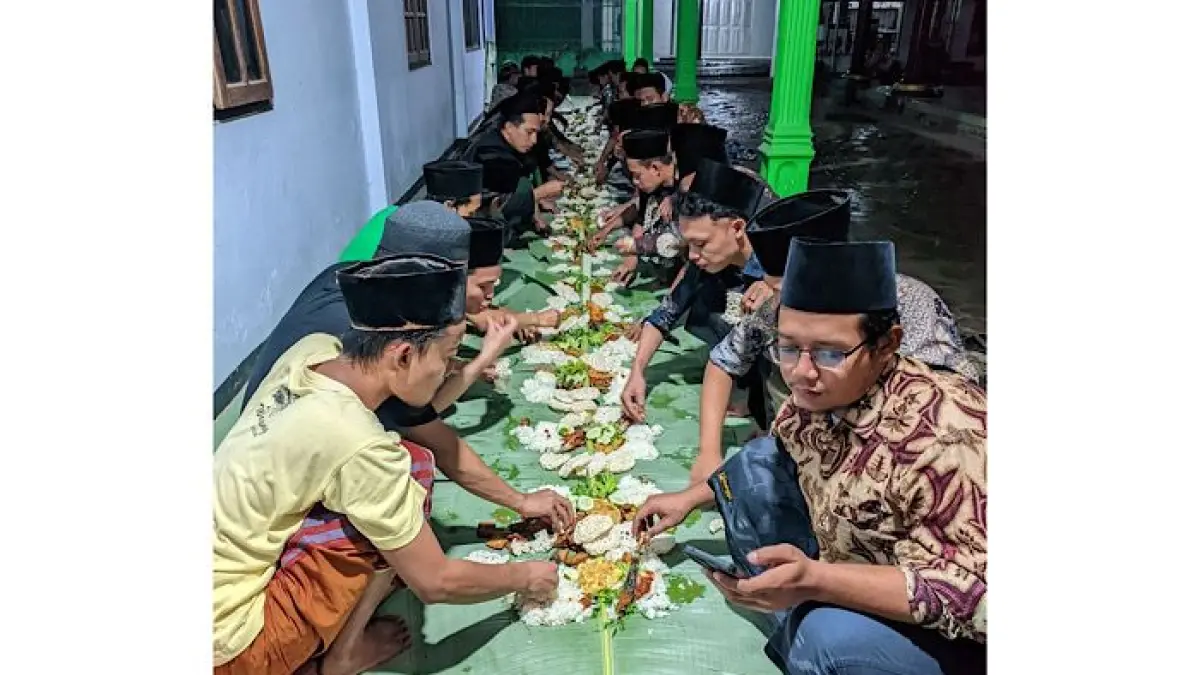 Menguak karomah dan makrifat nyata Gus Saladin sejak masa kecil. Kisah selamat dari banjir Tulungagung hingga rahasia rambut kuncit sang ulama.(pinterest)