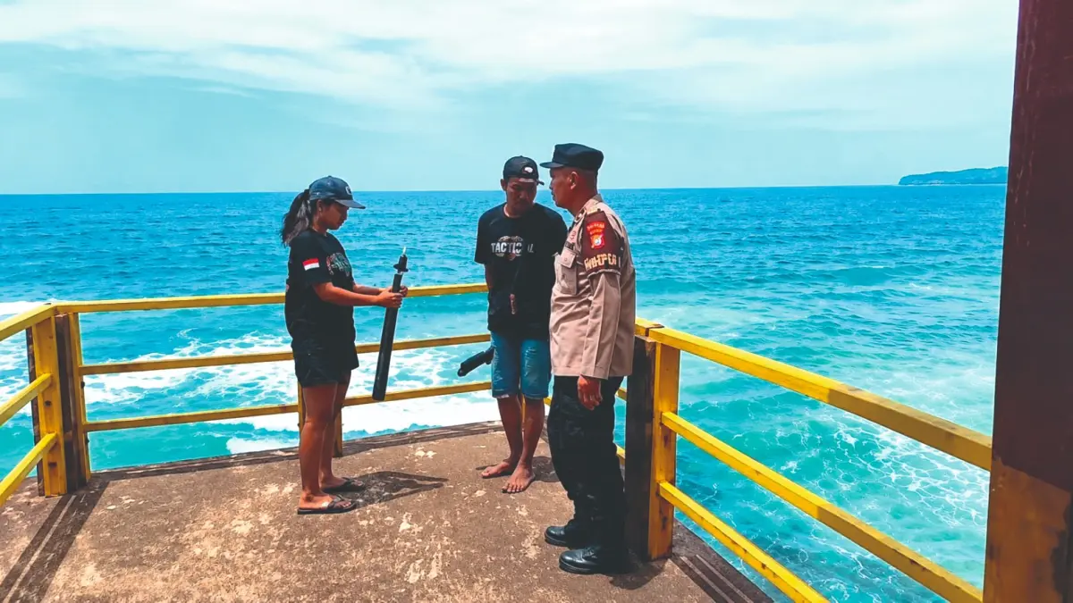 Personel Polsek Pucanglaban berpatroli di kawasan pantai yang ramai dikunjungi wisatawan di musim libur sekolah.(HUMAS POLRES UNTUK RADAR TULUNGAGUNG)