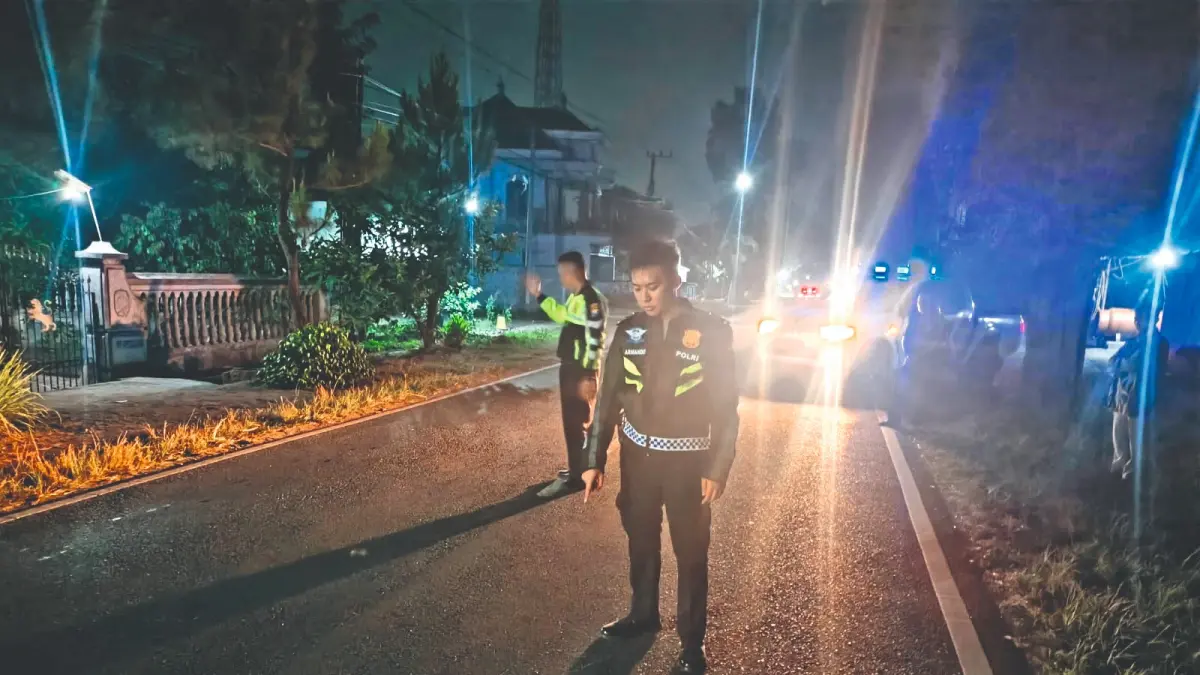 Personel Unit Gakkum Satlantas Polres Tulungagung melakukan olah TKP di jalan nasional masuk Desa Ariyojeding, Kecamatan Rejotangan, pada Senin (22/6/2026) petang.(HUMAS POLRES UNTUK RADAR TULUNGAGUNG)