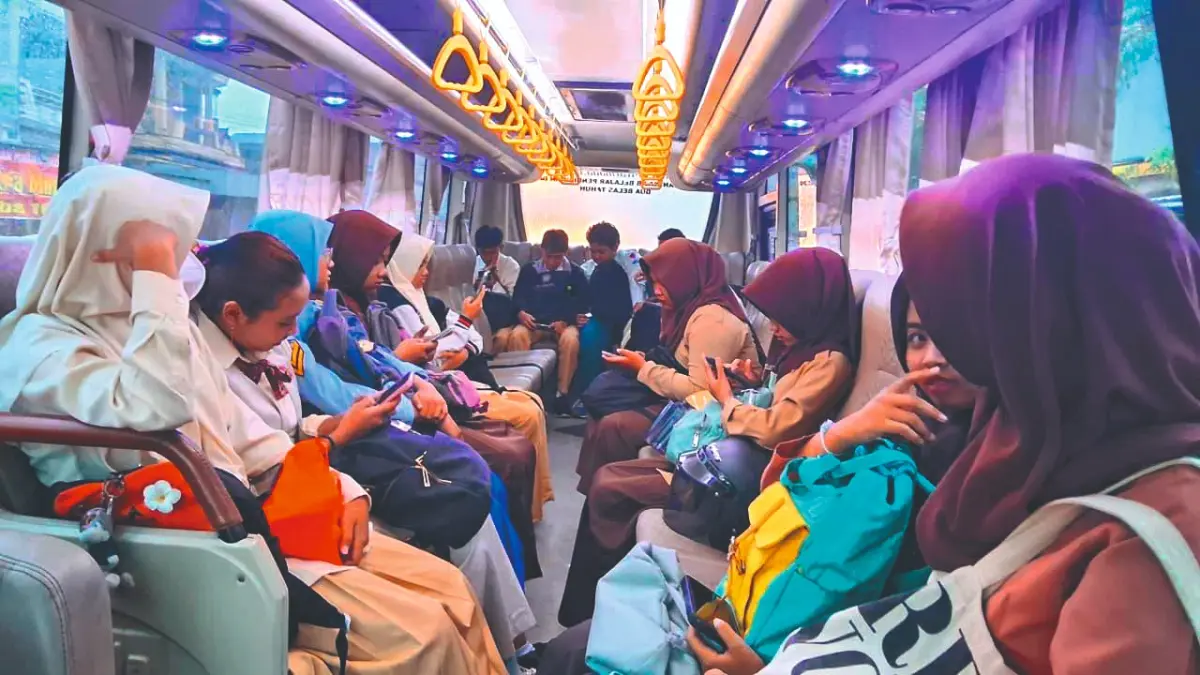 Suasana di dalam bus sekolah milik Pemkab Tulungagung. Akibat harga BBM non subsidi naik, memicu pembengkakan biaya operasional.(DISHUB UNTUK RADAR TULUNGAGUNG)