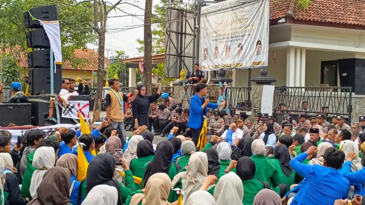 Aksi damai di depan kantor DPRD Tulungagung, Rabu (24/6/2026).(RAHIIQ AL BACHRI/RADAR TULUNGAGUNG)